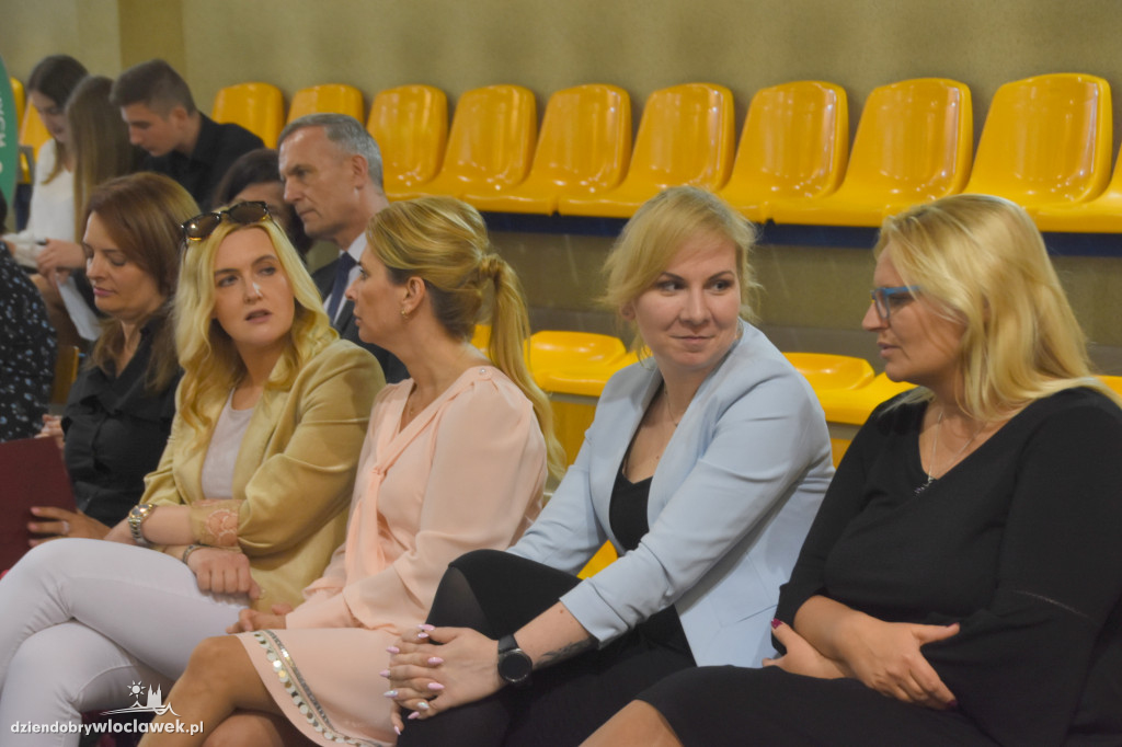 Absolwenci ZSS odebrali świadectwa
