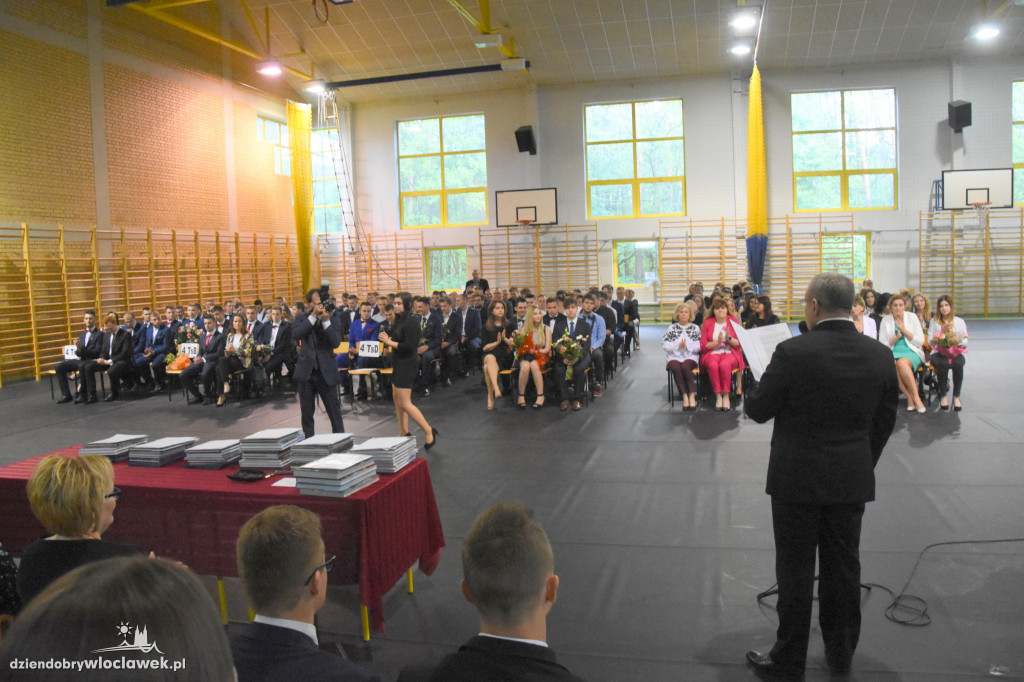 Absolwenci ZSS odebrali świadectwa