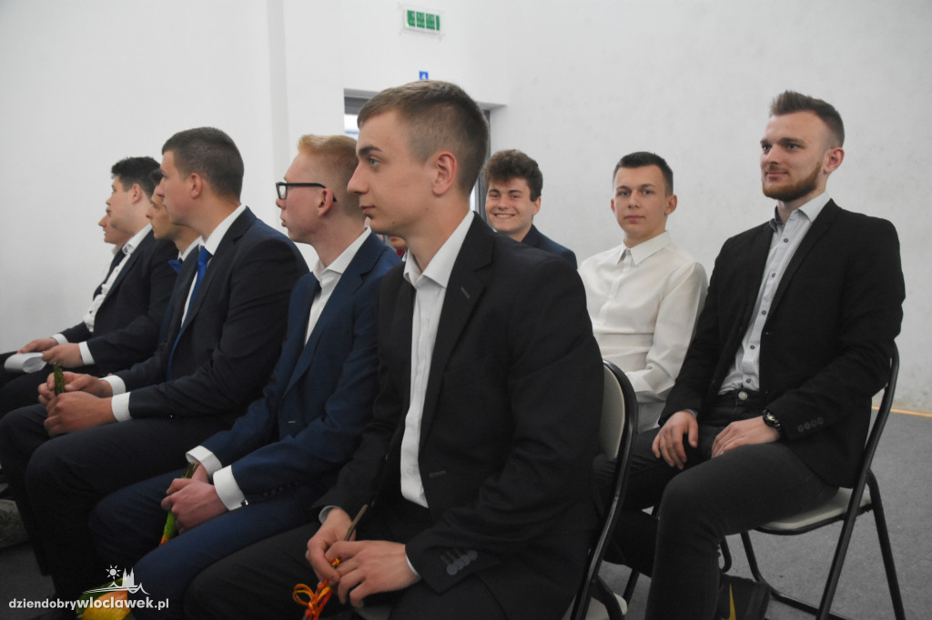 Absolwenci ZST otrzymali świadectwa