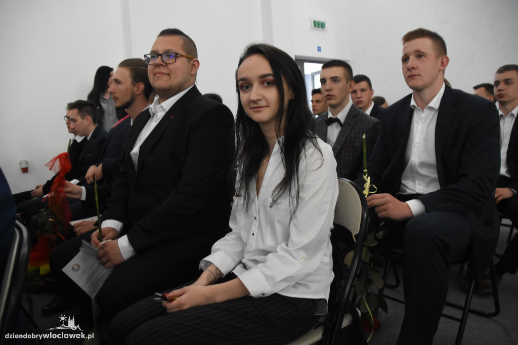 Absolwenci ZST otrzymali świadectwa