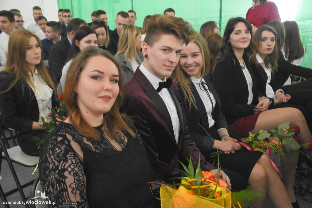 Absolwenci ZST otrzymali świadectwa
