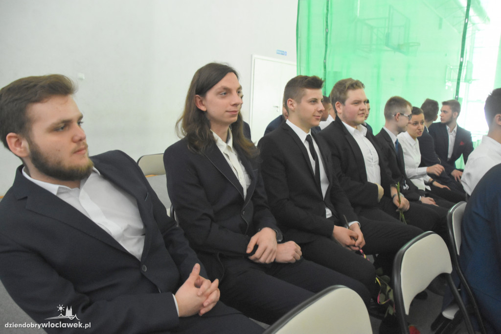 Absolwenci ZST otrzymali świadectwa