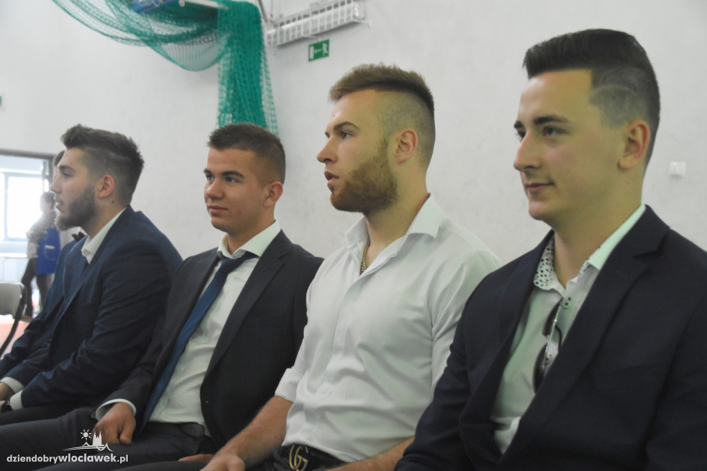 Absolwenci ZST otrzymali świadectwa