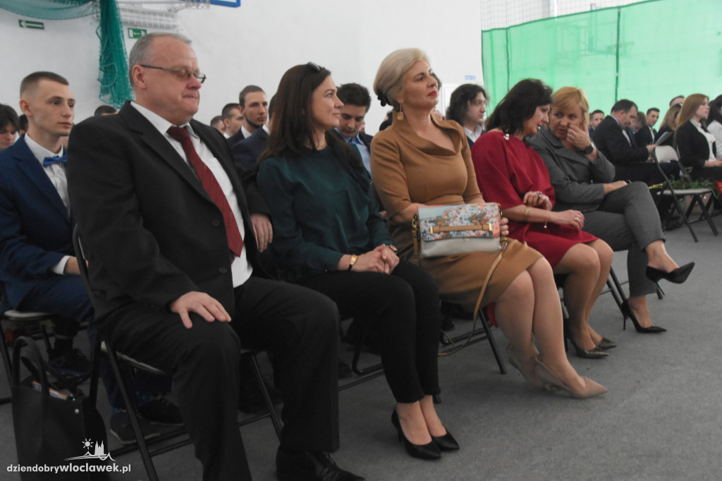 Absolwenci ZST otrzymali świadectwa