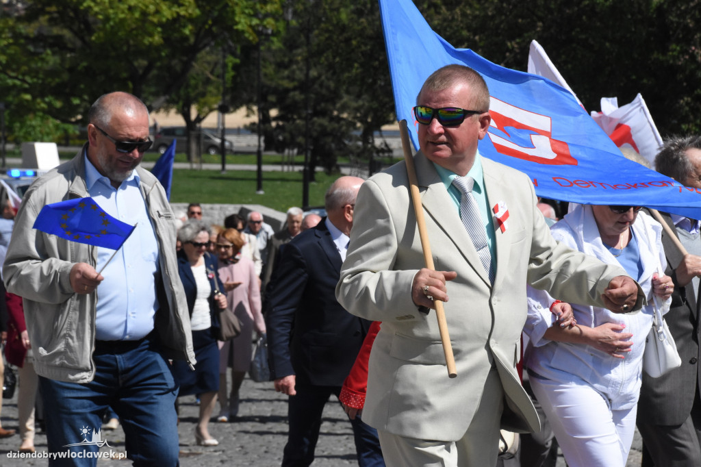 Pochód pierwszomajowy we Włocławku