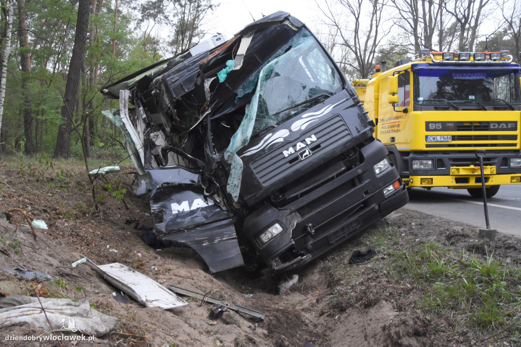 Tir z nabiałem w rowie na DK91