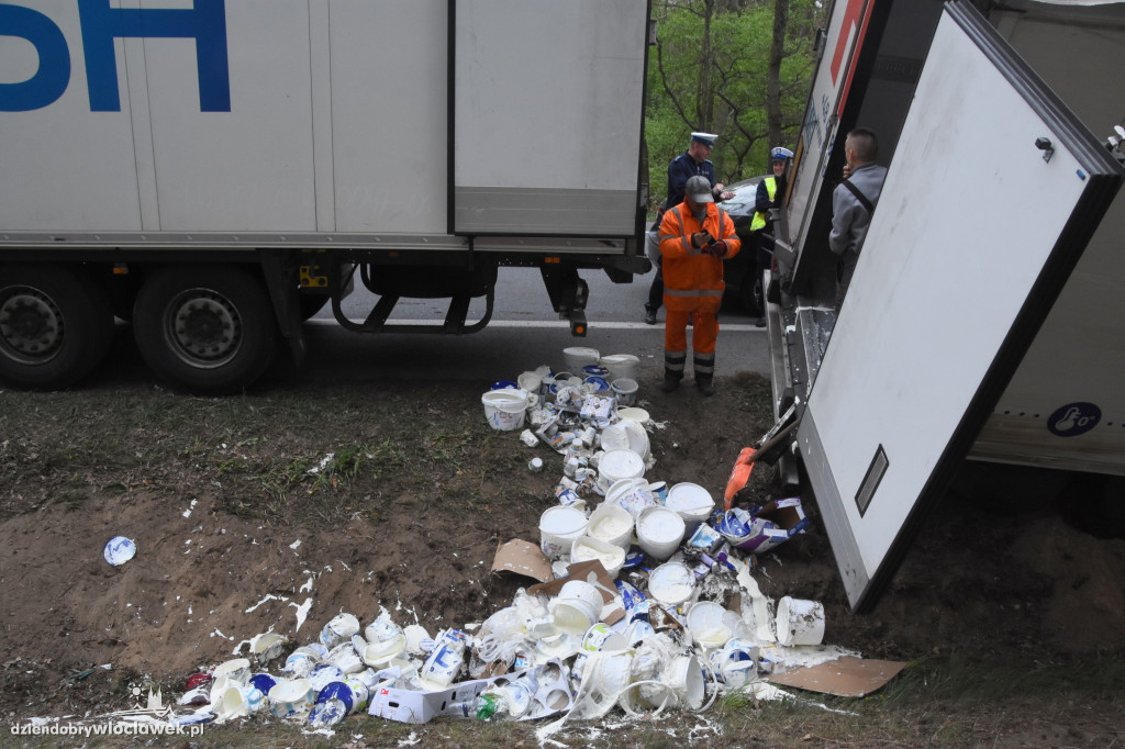 Tir z nabiałem w rowie na DK91