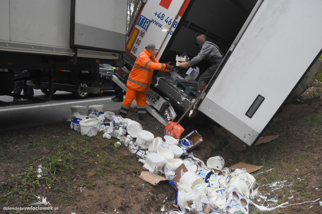 Tir z nabiałem w rowie na DK91