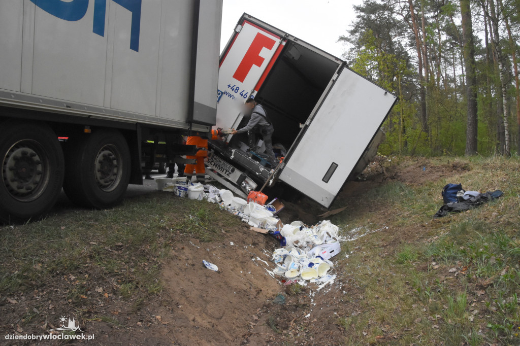 Tir z nabiałem w rowie na DK91