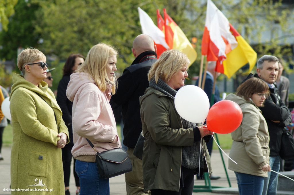 Patriotyczne śpiewanie na pl. Wolności