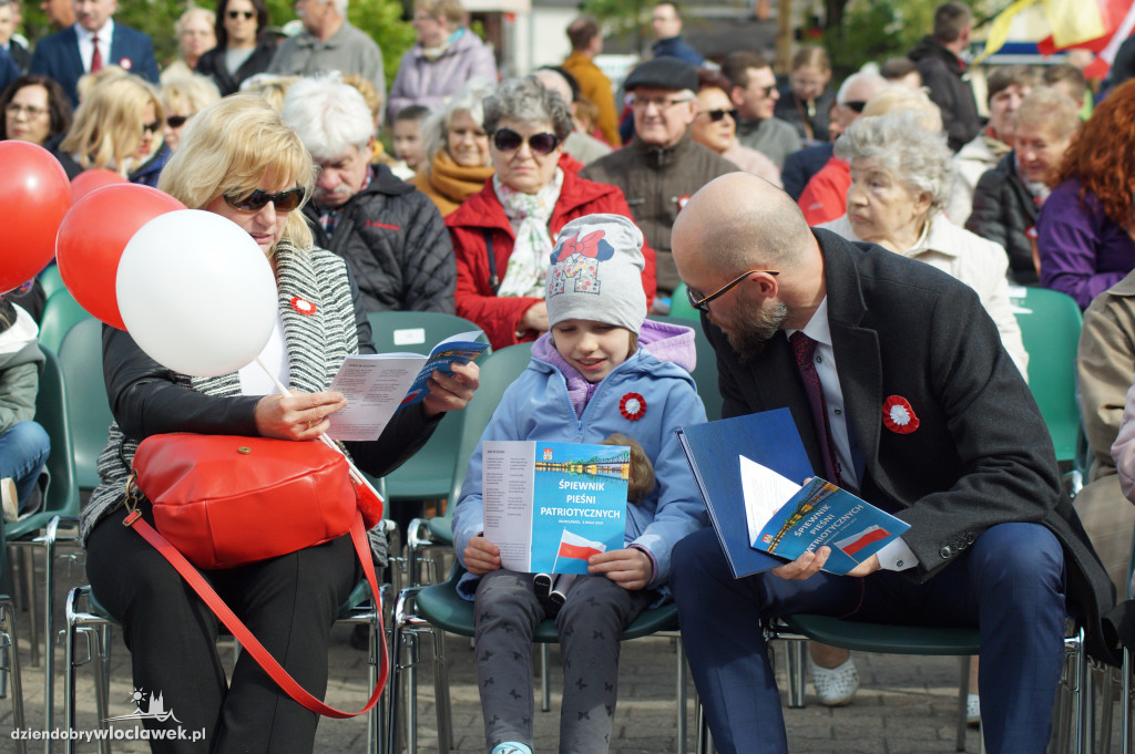 Patriotyczne śpiewanie na pl. Wolności