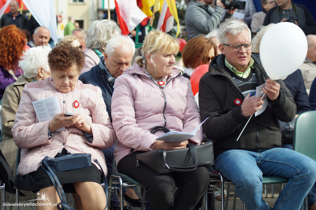 Patriotyczne śpiewanie na pl. Wolności