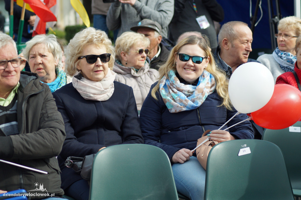 Patriotyczne śpiewanie na pl. Wolności