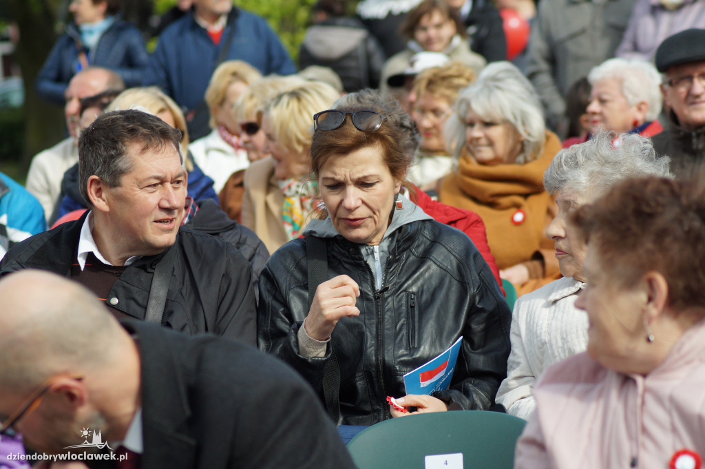 Patriotyczne śpiewanie na pl. Wolności