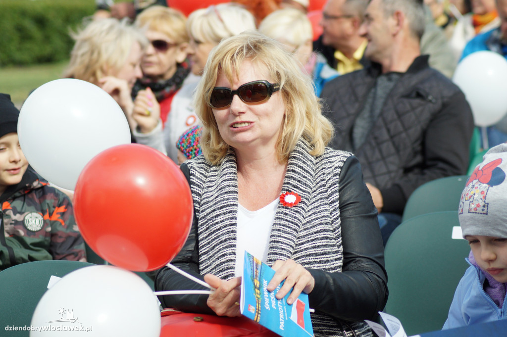 Patriotyczne śpiewanie na pl. Wolności