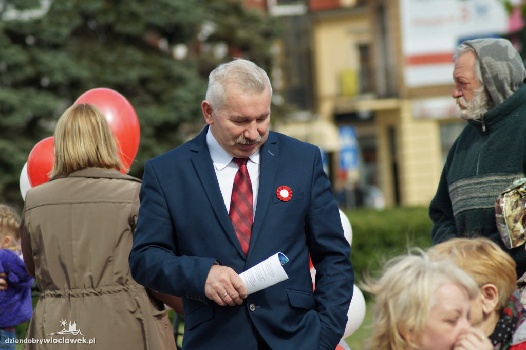 Patriotyczne śpiewanie na pl. Wolności