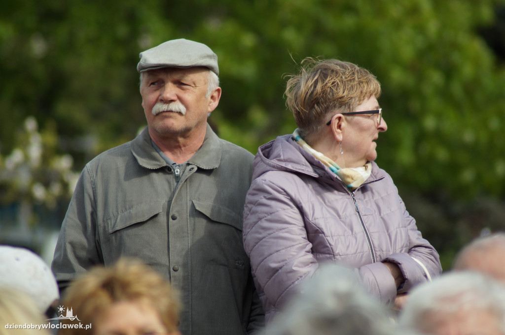 Patriotyczne śpiewanie na pl. Wolności
