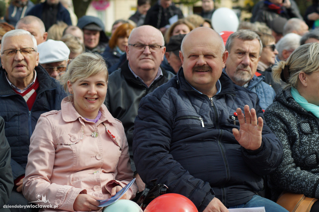 Patriotyczne śpiewanie na pl. Wolności