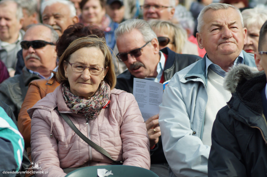 Patriotyczne śpiewanie na pl. Wolności