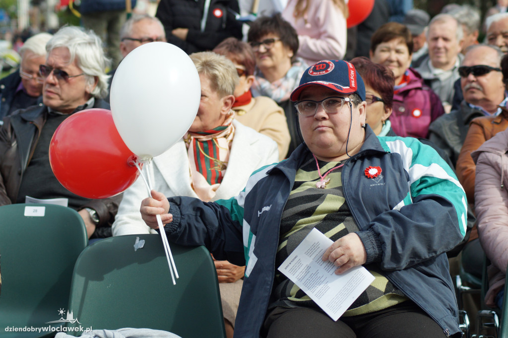 Patriotyczne śpiewanie na pl. Wolności