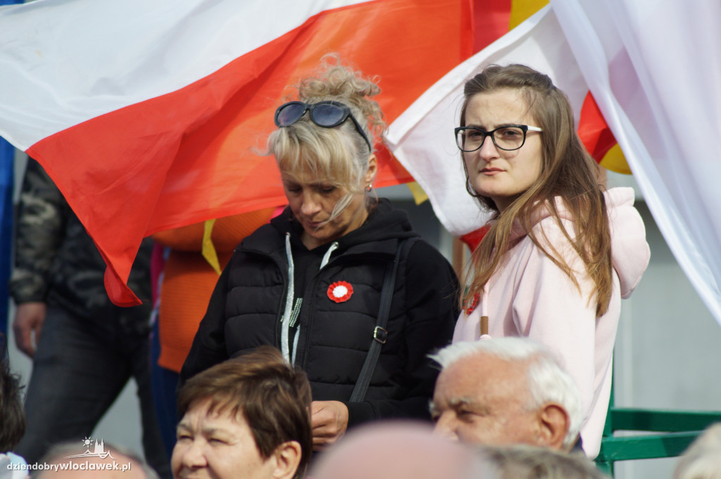Patriotyczne śpiewanie na pl. Wolności