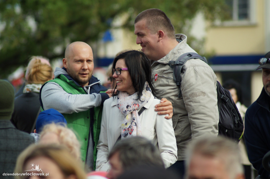 Patriotyczne śpiewanie na pl. Wolności
