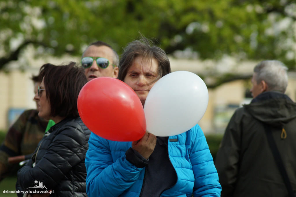 Patriotyczne śpiewanie na pl. Wolności