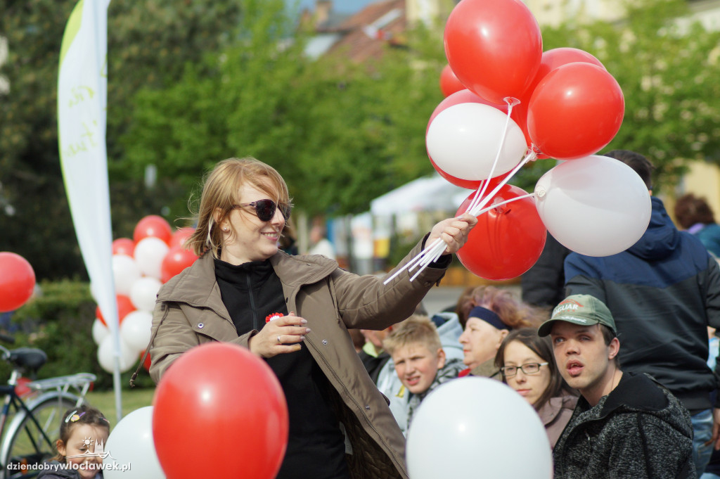 Patriotyczne śpiewanie na pl. Wolności