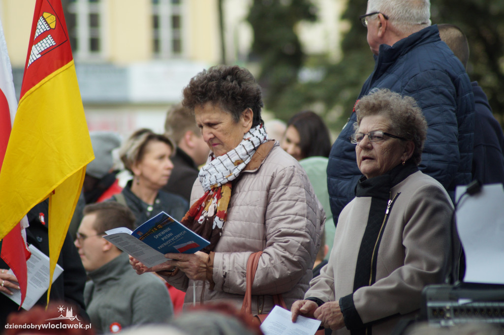 Patriotyczne śpiewanie na pl. Wolności