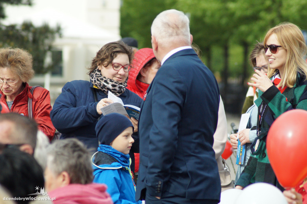 Patriotyczne śpiewanie na pl. Wolności