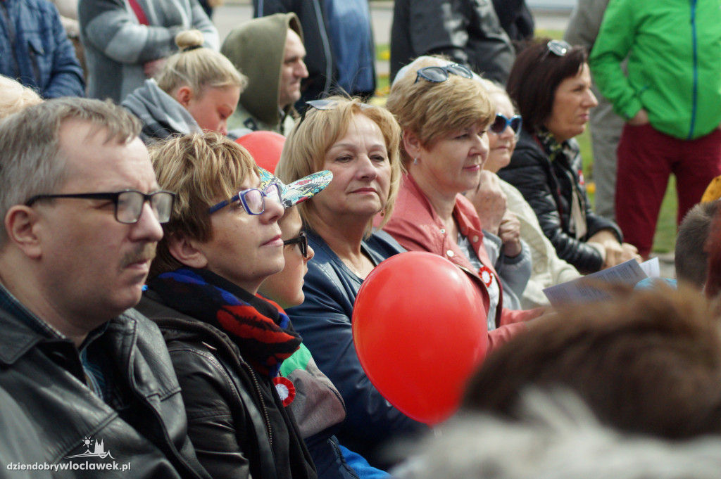 Patriotyczne śpiewanie na pl. Wolności