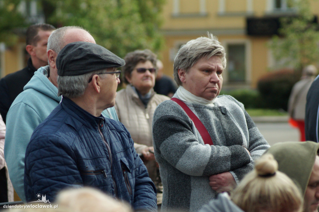 Patriotyczne śpiewanie na pl. Wolności
