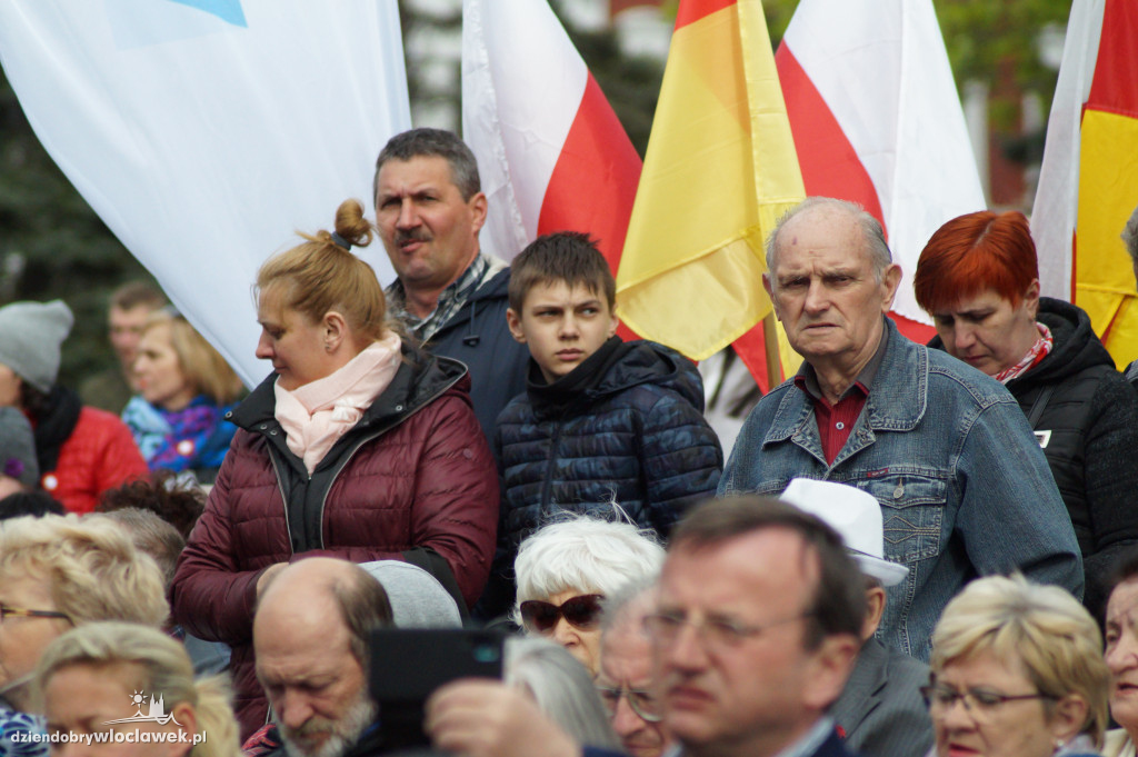 Patriotyczne śpiewanie na pl. Wolności