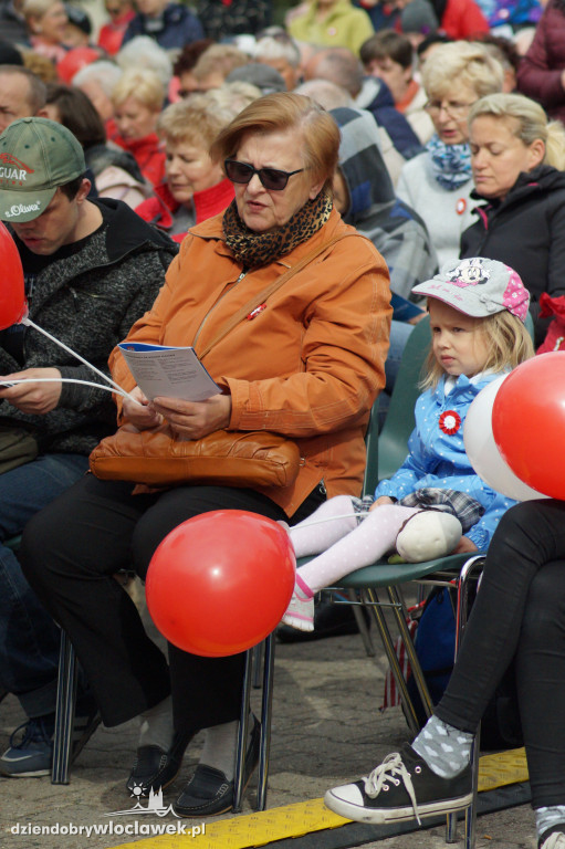 Patriotyczne śpiewanie na pl. Wolności