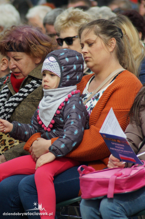 Patriotyczne śpiewanie na pl. Wolności