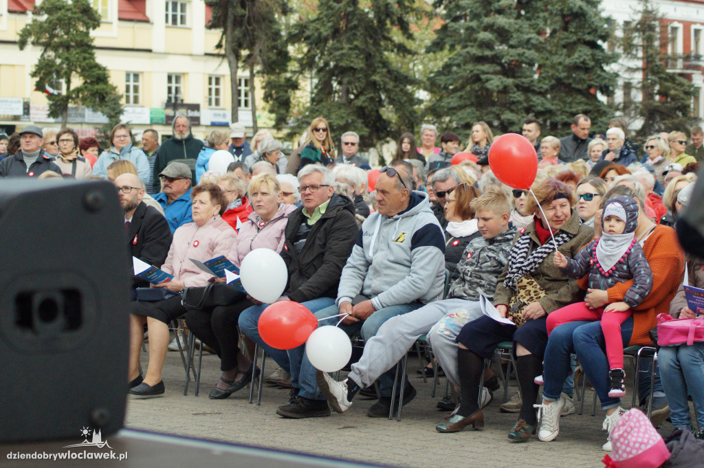Patriotyczne śpiewanie na pl. Wolności