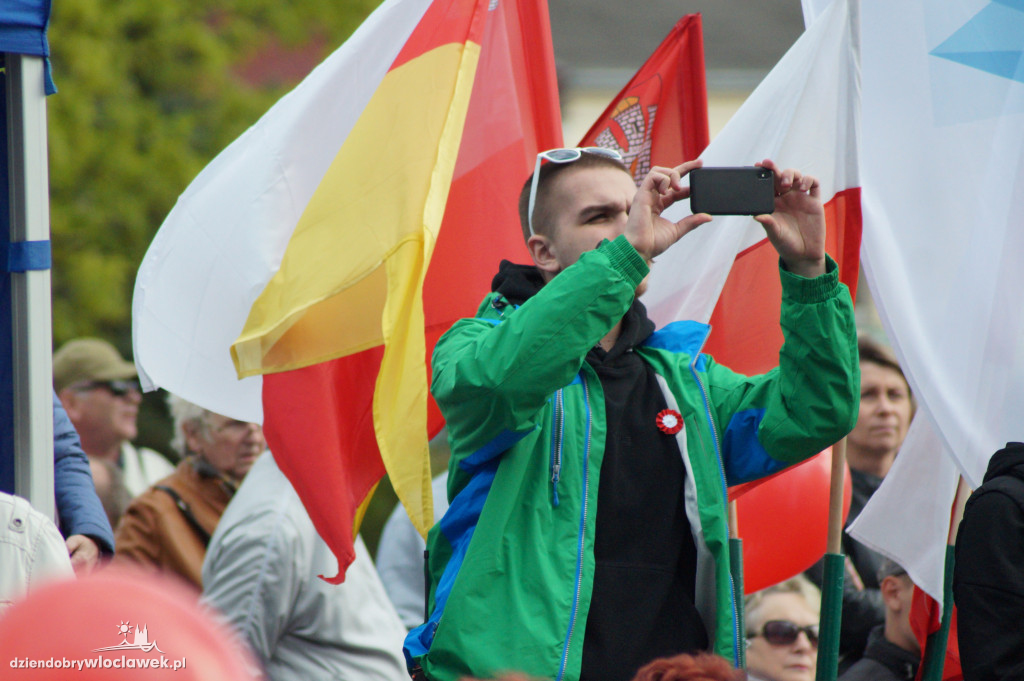 Patriotyczne śpiewanie na pl. Wolności