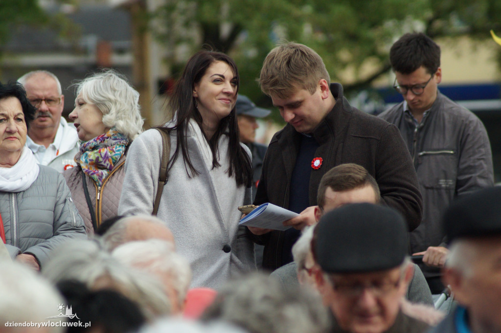 Patriotyczne śpiewanie na pl. Wolności
