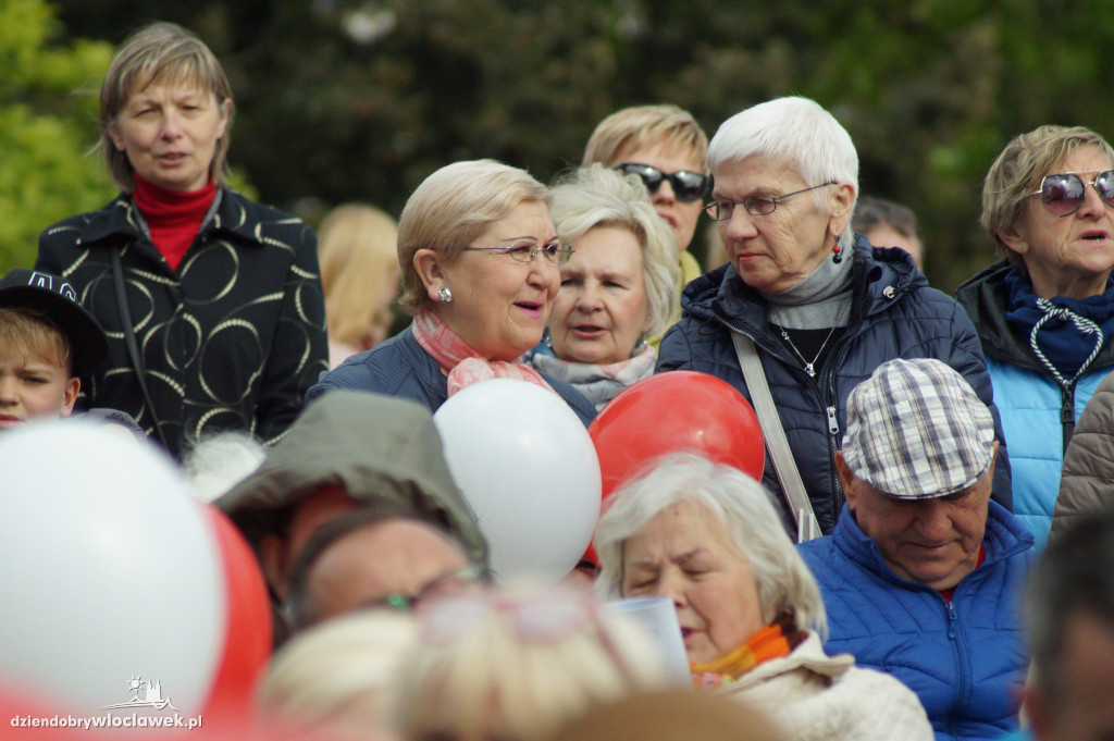 Patriotyczne śpiewanie na pl. Wolności