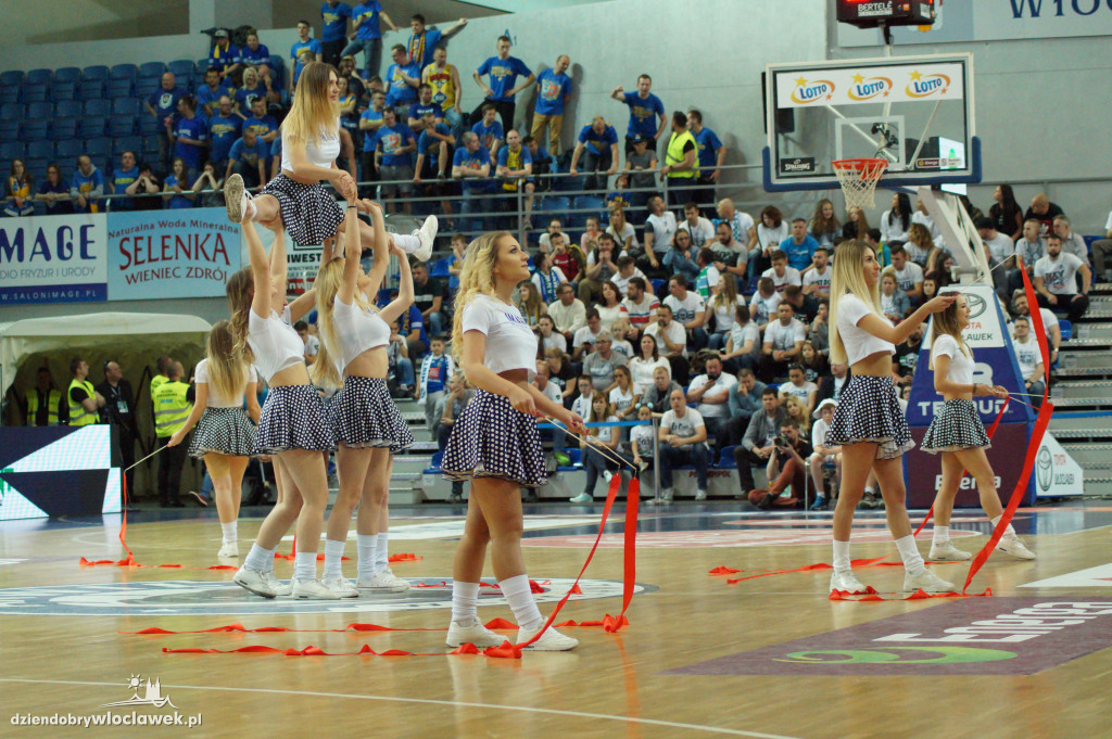 Cheerleaders na 2. meczu play-off