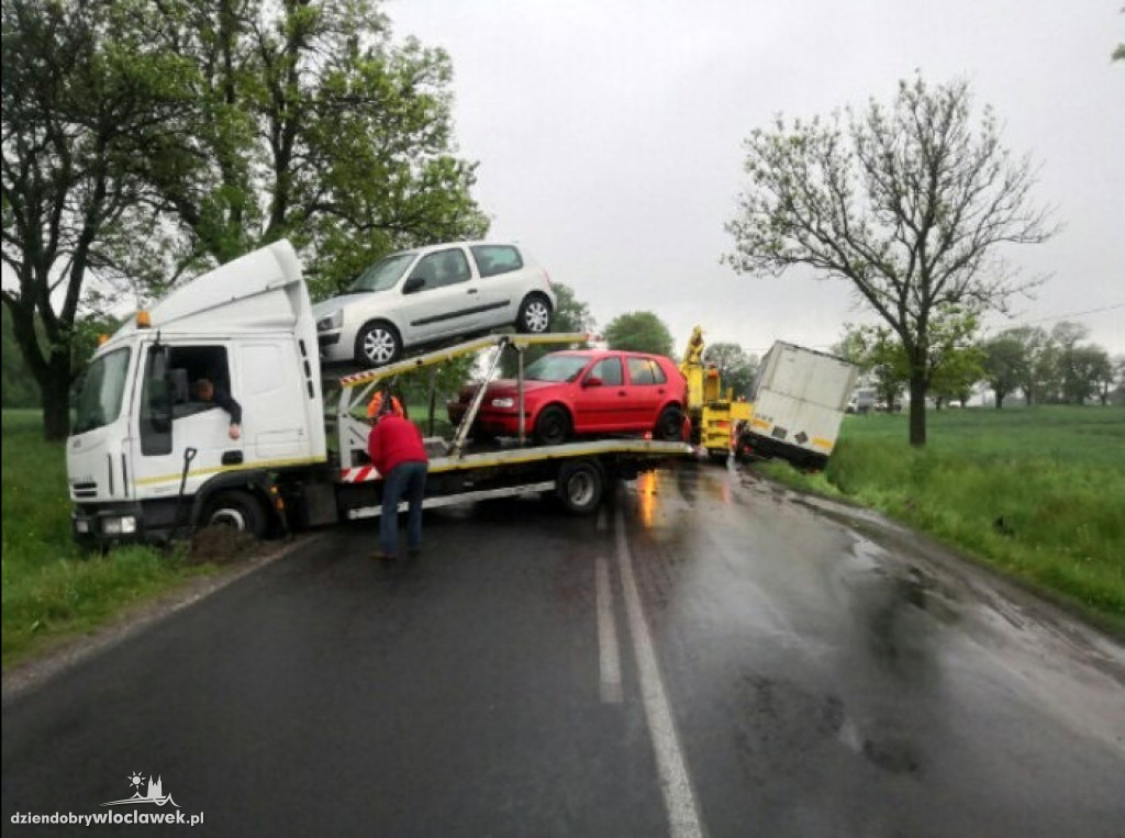 Dwie ciężarówki jednocześnie w rowie