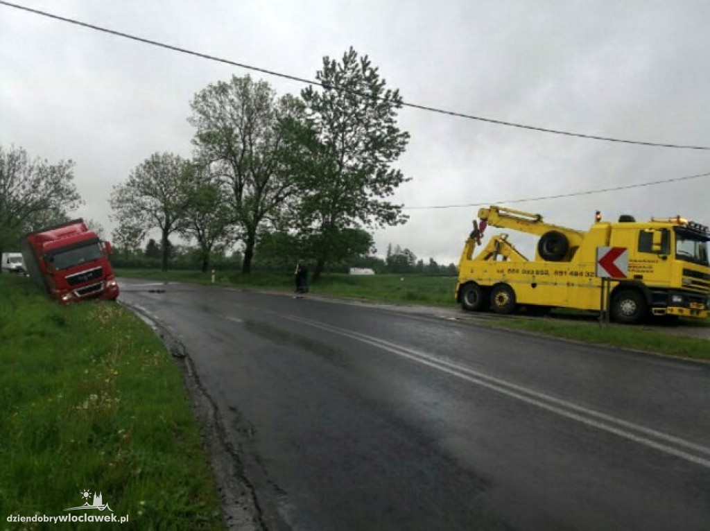 Dwie ciężarówki jednocześnie w rowie
