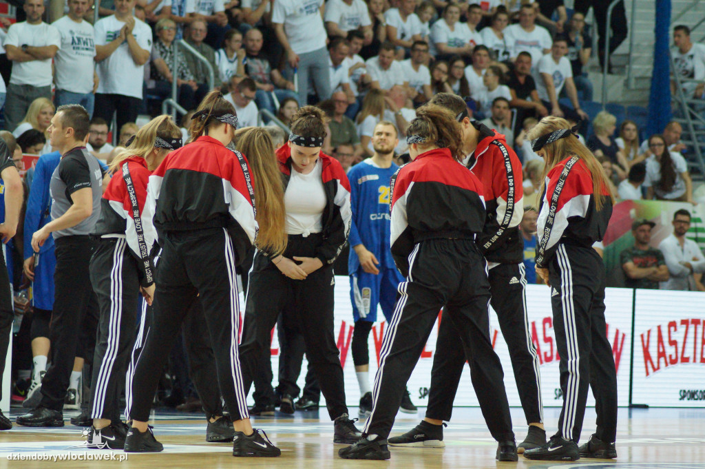 Tancerze i cheerleaders na meczu Anwilu