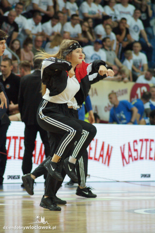 Tancerze i cheerleaders na meczu Anwilu