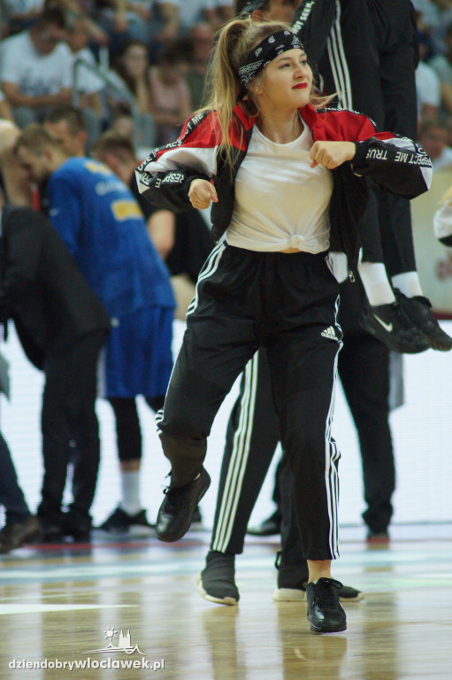 Tancerze i cheerleaders na meczu Anwilu