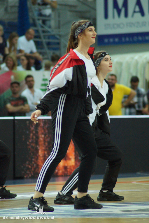 Tancerze i cheerleaders na meczu Anwilu