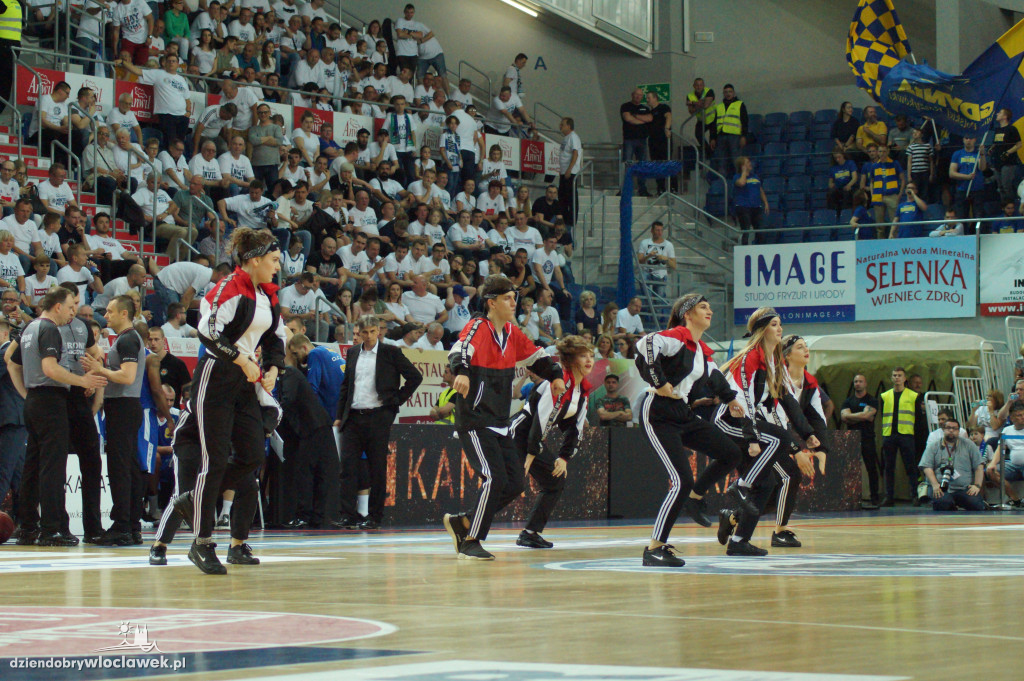Tancerze i cheerleaders na meczu Anwilu