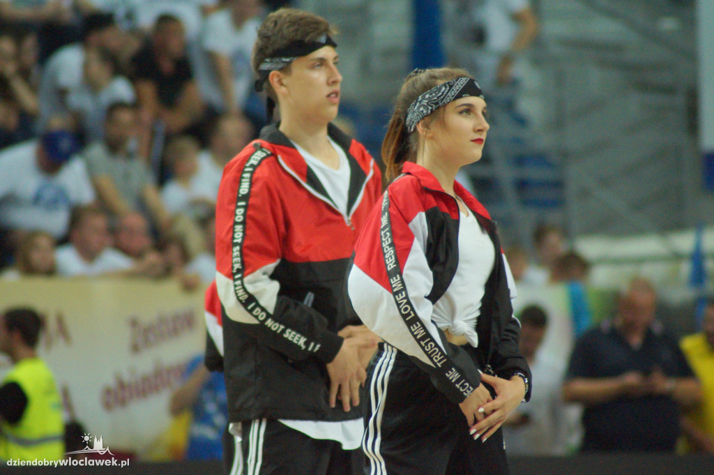 Tancerze i cheerleaders na meczu Anwilu