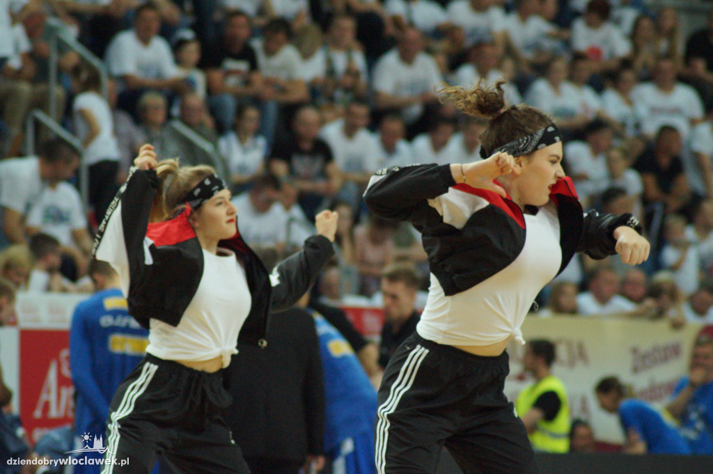 Tancerze i cheerleaders na meczu Anwilu