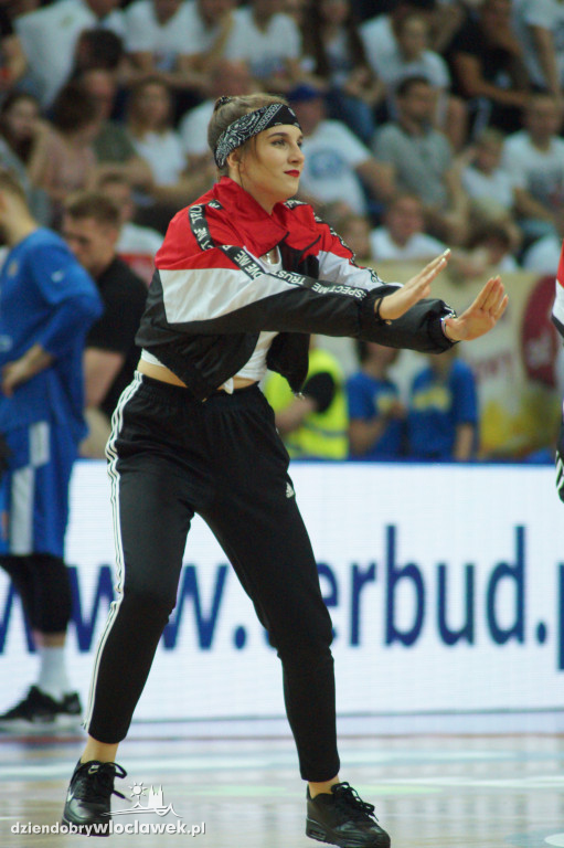 Tancerze i cheerleaders na meczu Anwilu